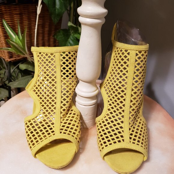 New Madden Girl Yellow Regal Strappy Sandals - Picture 10 of 12